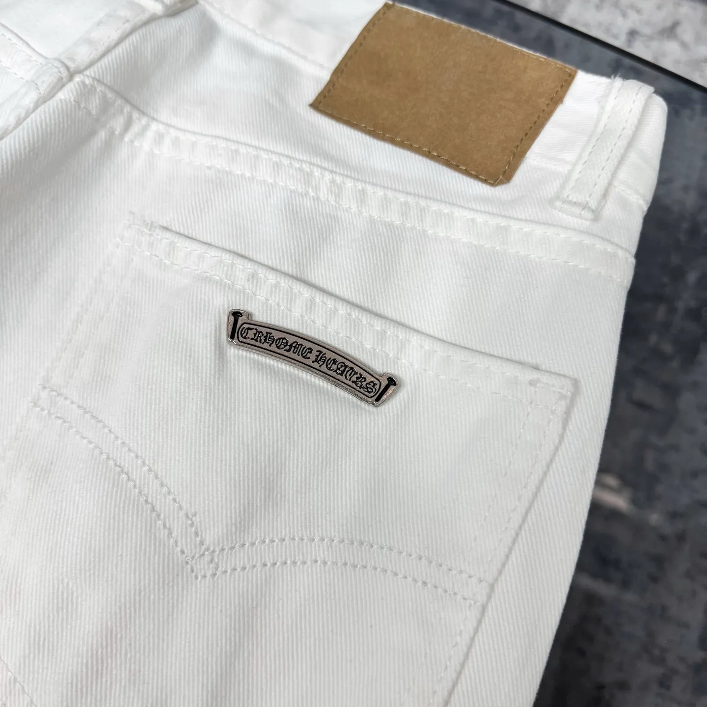 P280 Chrome Hearts/Chrome Hearts 25FW CH top denim large cross leather jeans (white) Chrome Hearts white cow king jeans Chrome Hearts' most popular color pants are made of beaded canvas fabric. Heavy washing makes the upper body of the fabric more textured and the pants are tall and straight! The three-dimensional cutting of the whole trousers is a masterpiece! The hardware is customized by zp. The beaded canvas fabric is thick and soft after being washed. It has good breathability. Customized small leather label. Unique design. The details are in place, simple and elegant, and the workmanship is exquisite. The whole trousers are neatly routed and the details are in place. Look for the correct version. Size: 28 30 32 34 (corresponding to s-xl) Detailed size can be found in Figure 9